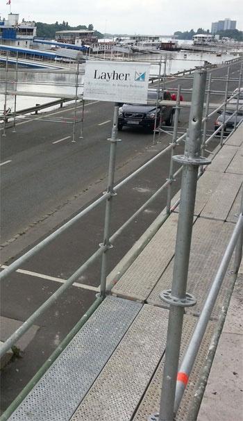 Layher állványzat a rakparton árvíz idején.