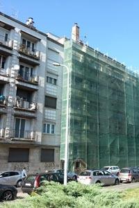 Homlokzati építési állványzat védőhálóval 8 szintes