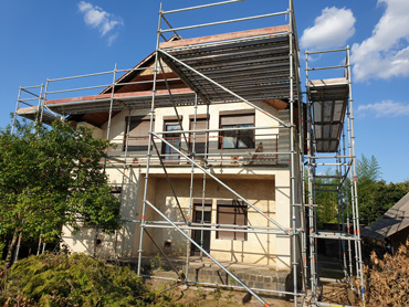 Családi ház homlokzatának felújítása állványról