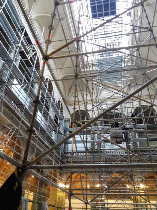 üvegtetőig érő layher állvány